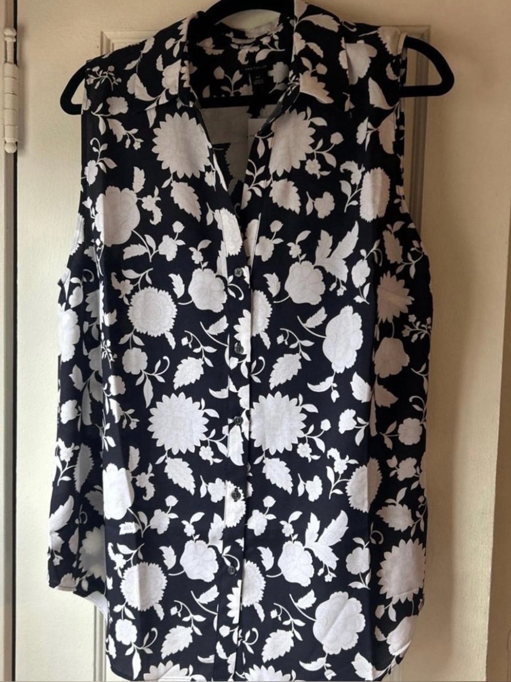 Ann Taylor sleeveless floral button up nwt